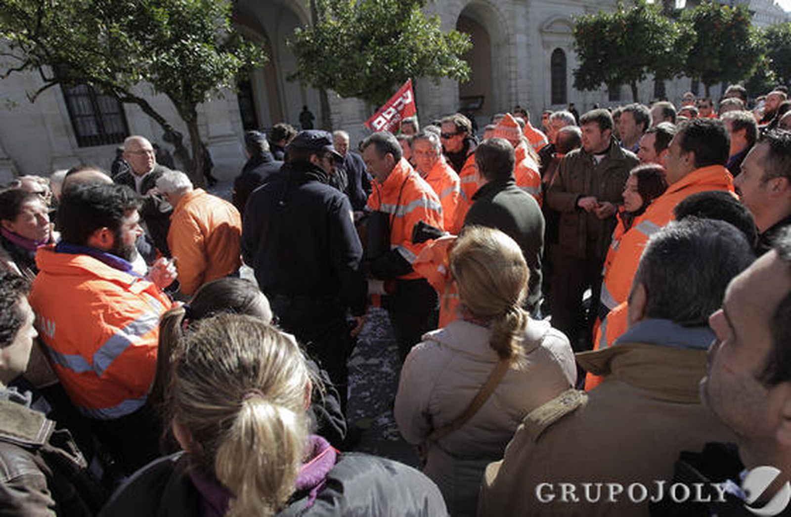 Trabajadores de Lipasam se concentran en la Plaza Nueva.

Foto: Antonio Pizarro