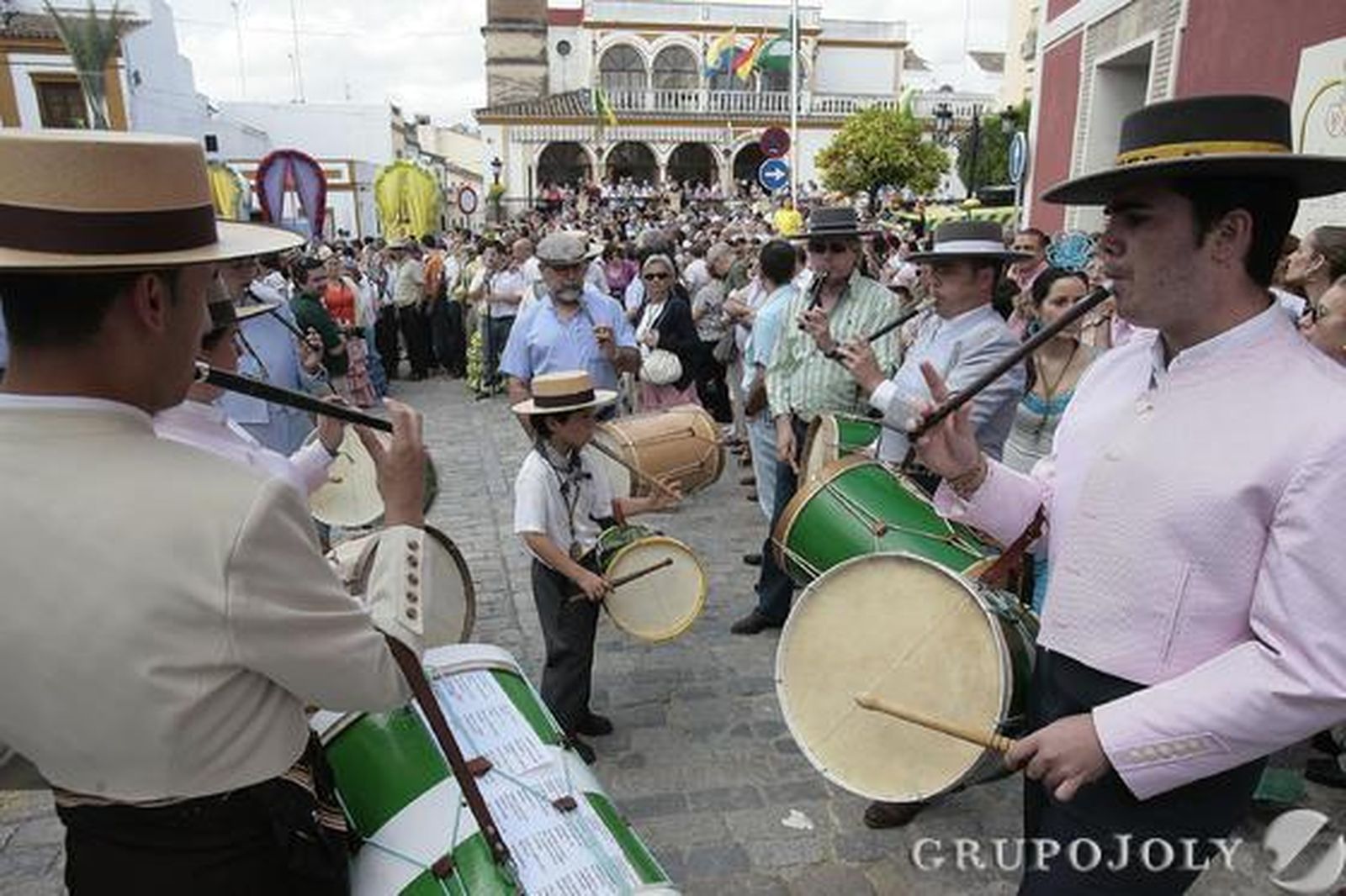Tambolileros al paso de las carretas rocieras.

Foto: José Ángel García