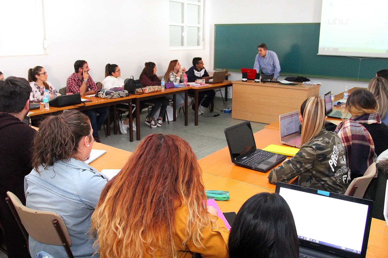 Clase de un máster oficial impartido en la Onubense.