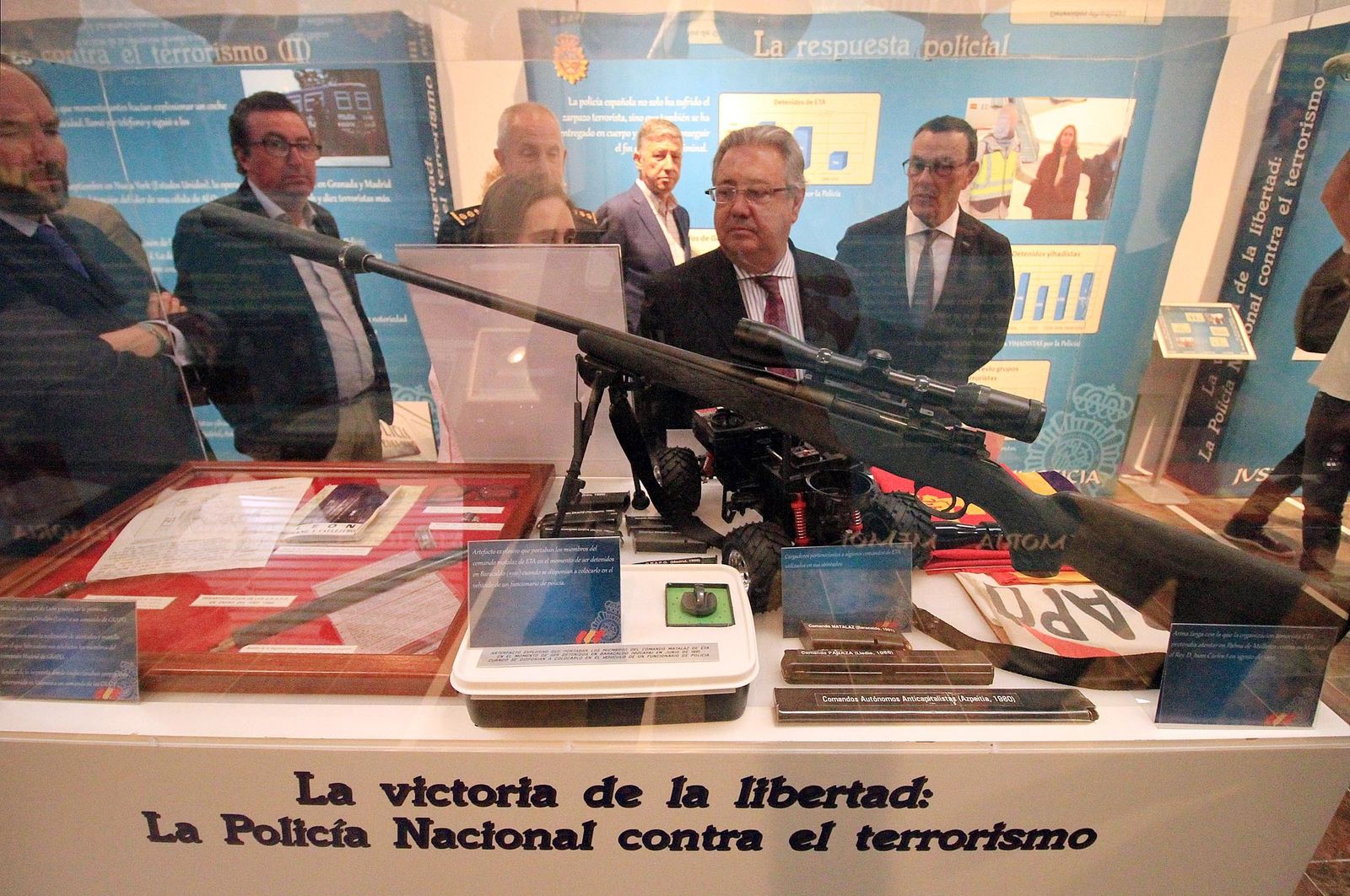 Juan Ignacio Zoido, ministro del Interior, presenta en la Comandancia de la Guardia Civil la nueva versión de AleryCops y el dispositivo del Rocío y posteriormente acude a la Diputación de Huelva para visitar la exposición sobre el terrorismo, en imágenes