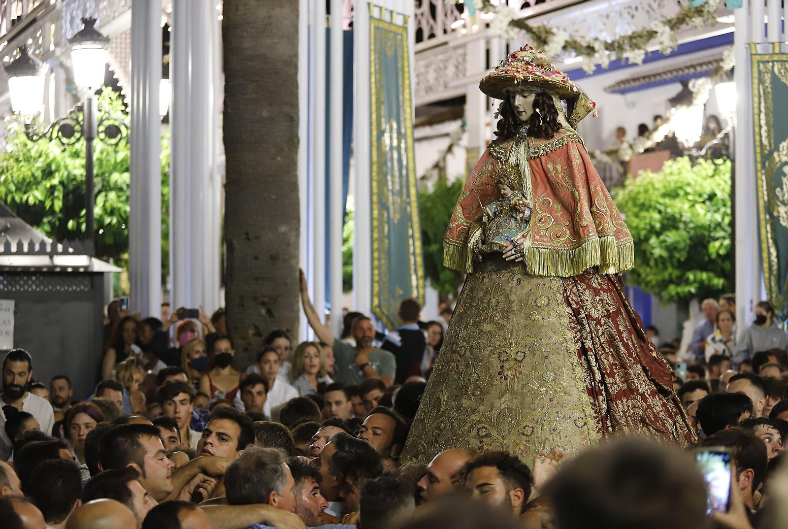 La Virgen del Rocío recorre las calles de Almonte hacia el Chaparral para el inicio del Camino de los Llanos