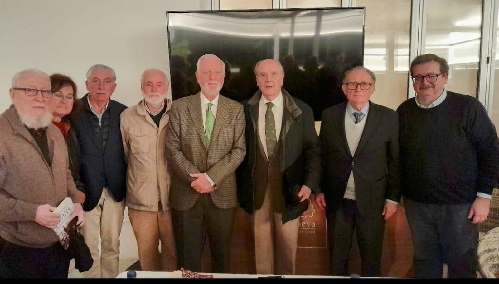 Carlos Díaz, Marisa Viaña, Antonio Gómez de Barreda, José María Lavilla, Rafael de Ory, Guillermo Cervera, Manuel María Bosch y José Antonio Aldayturriaga, tra finalizar la conferencia en la Sociedad Puertorrealeña de Amigos del País.