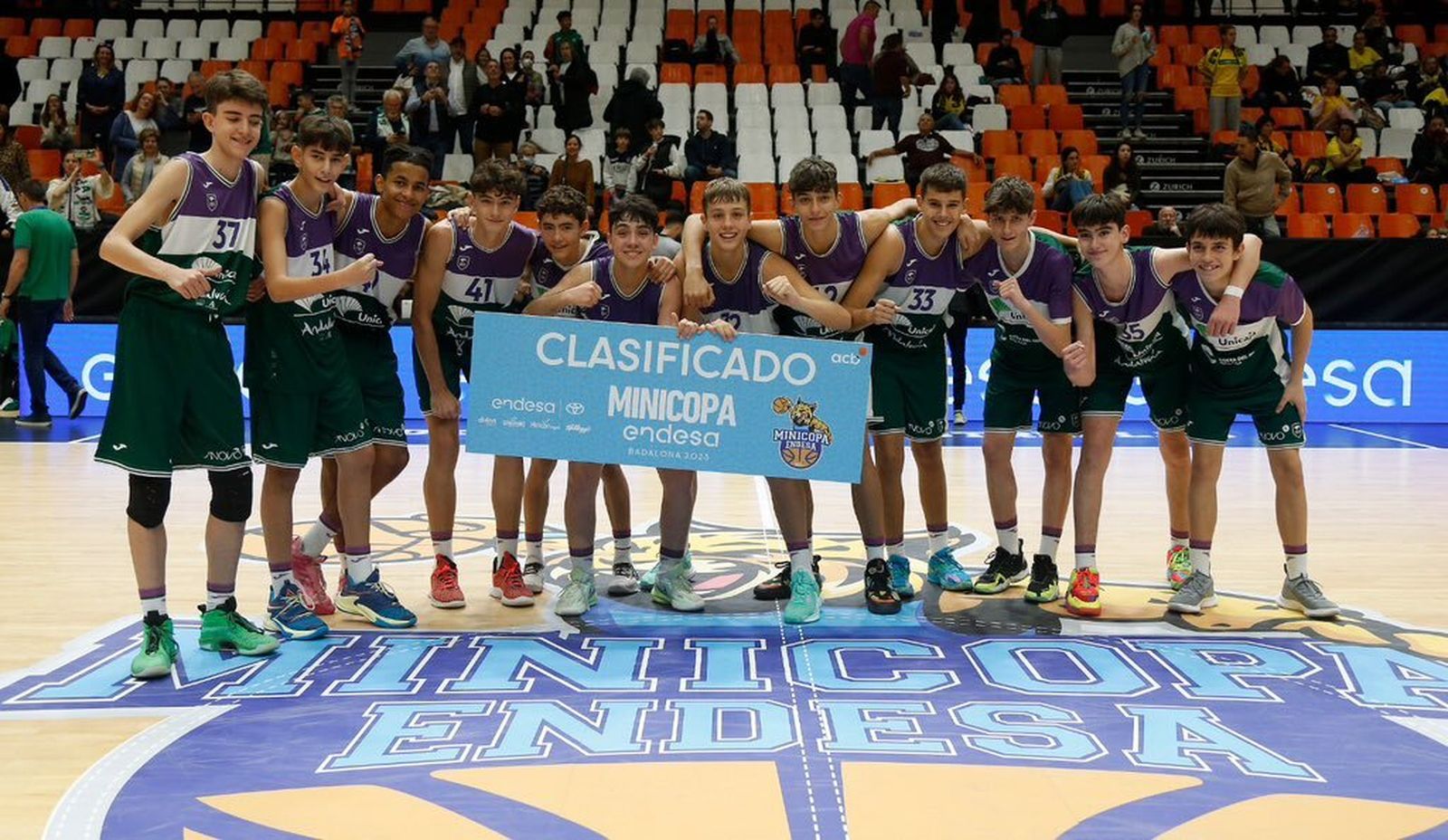Los jugadores del Unicaja Andalucía Infantil Masculino celebran el pase.