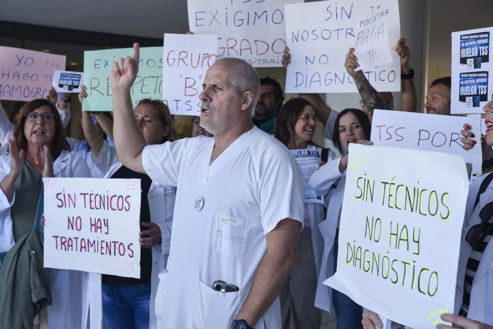 Las fotos de la concentración de los Técnicos Superiores Sanitarios en el Hospital de La Línea