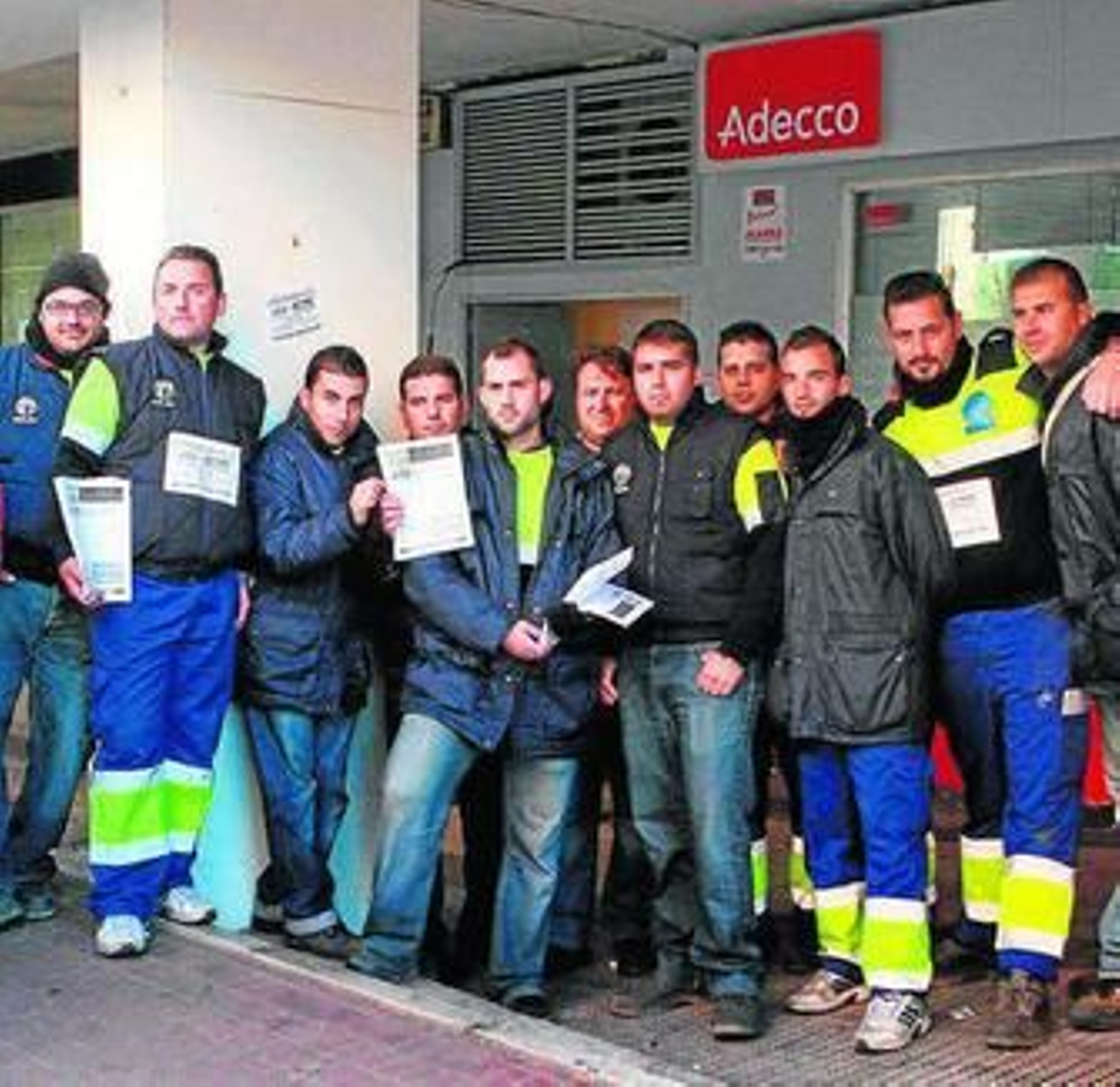 Trabajadores de Eulen, a las puertas de Adecco.