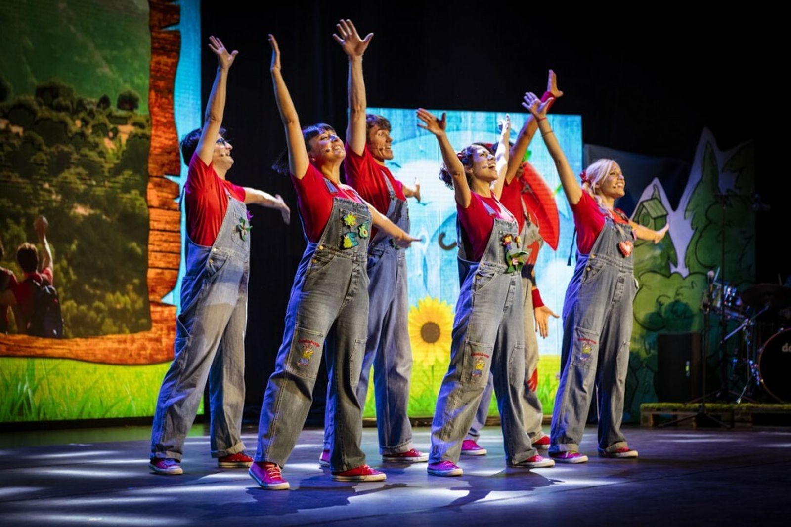 CANTAJUEGO. Este domingo a las 12 horas y a las 17 horas el grupo 'Cantajuego' estará en el Teatro Villamarta. Acompañan en esta aventura los infaltables Coco, Pepe y Buby, además de los múltiples personajes que aportan color y calidez al show, para hacer las delicias de pequeños y mayores.