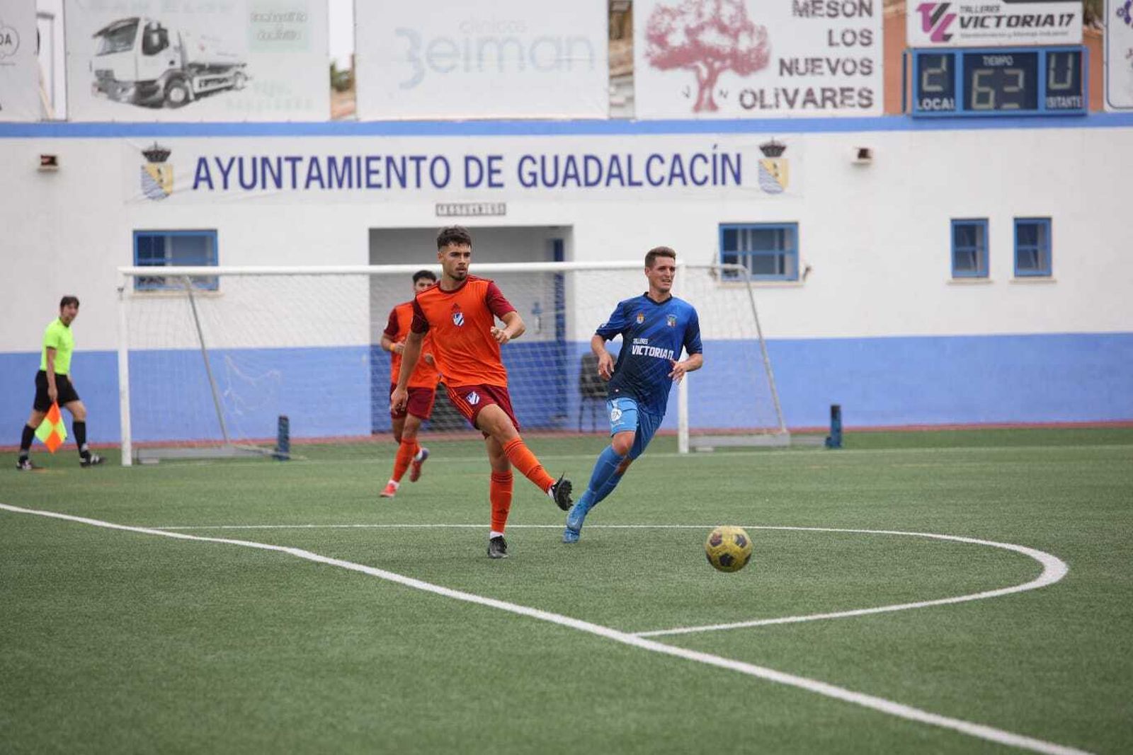 Copero, autor del 1-0, presiona a un defensa del Atlético Onubense.