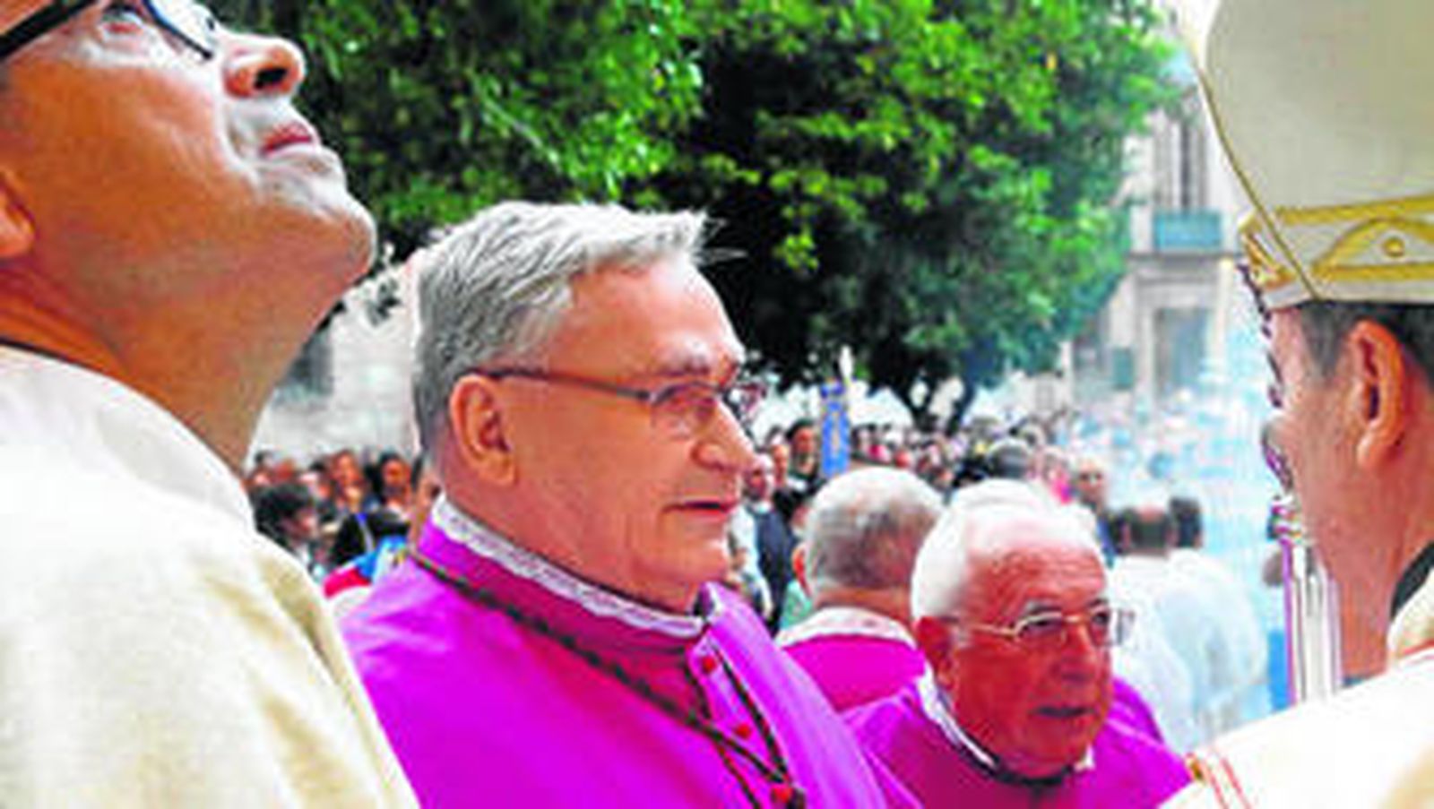 Fernández-Casamayor y Jesús Catalá dialogan en la procesión de la Victoria de 2015.