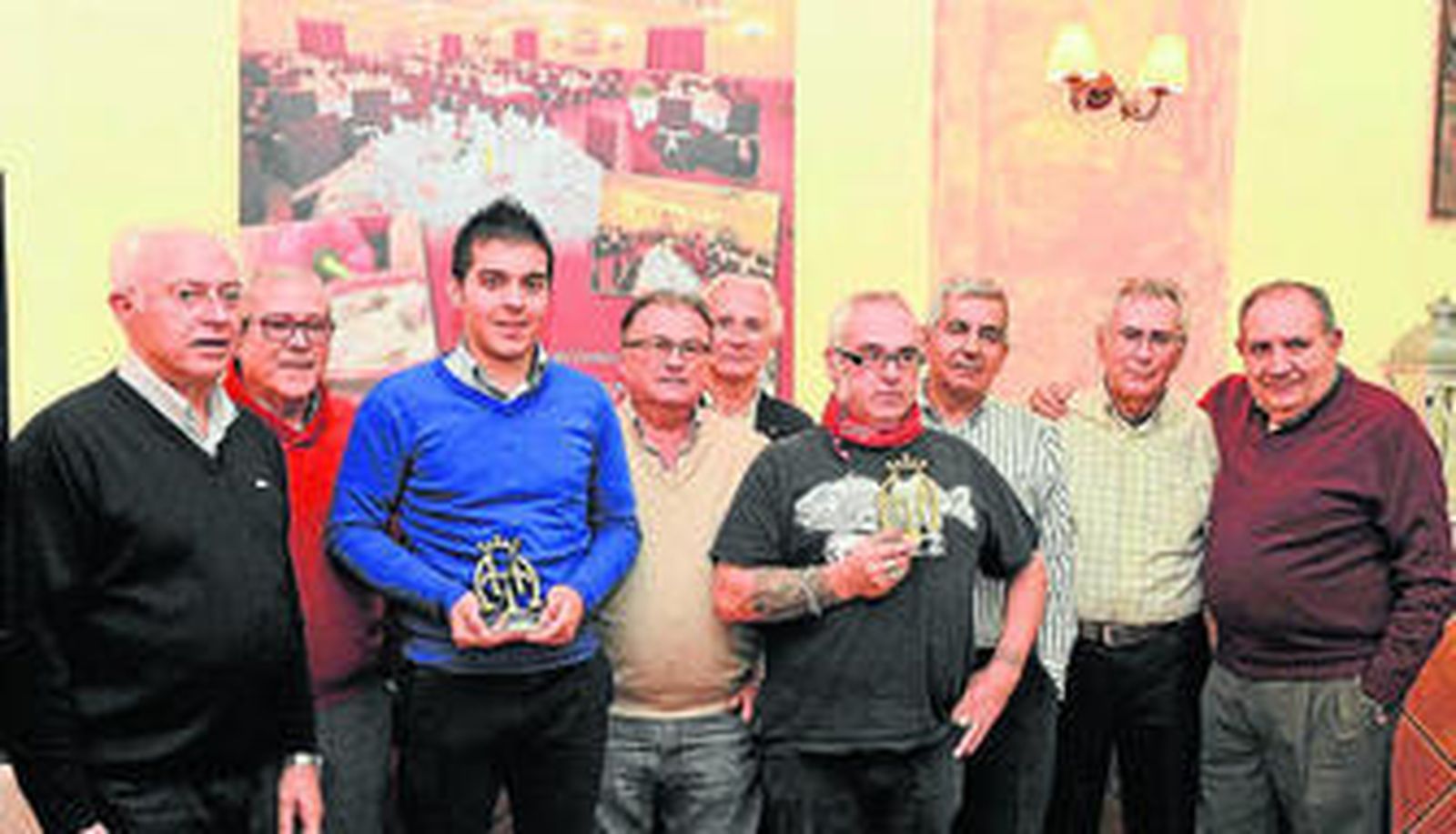 Foto de familia de la directiva de la asociación junto a los dos premiados.