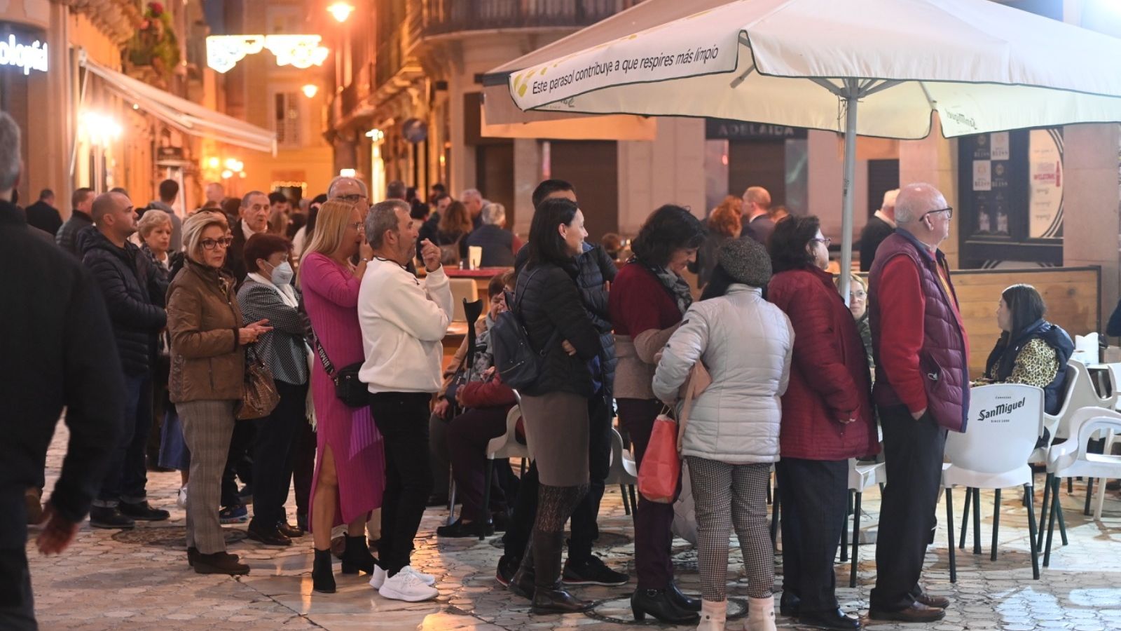 Colas en el Centro para sentarse en las terrazas de cafeterías y bares.