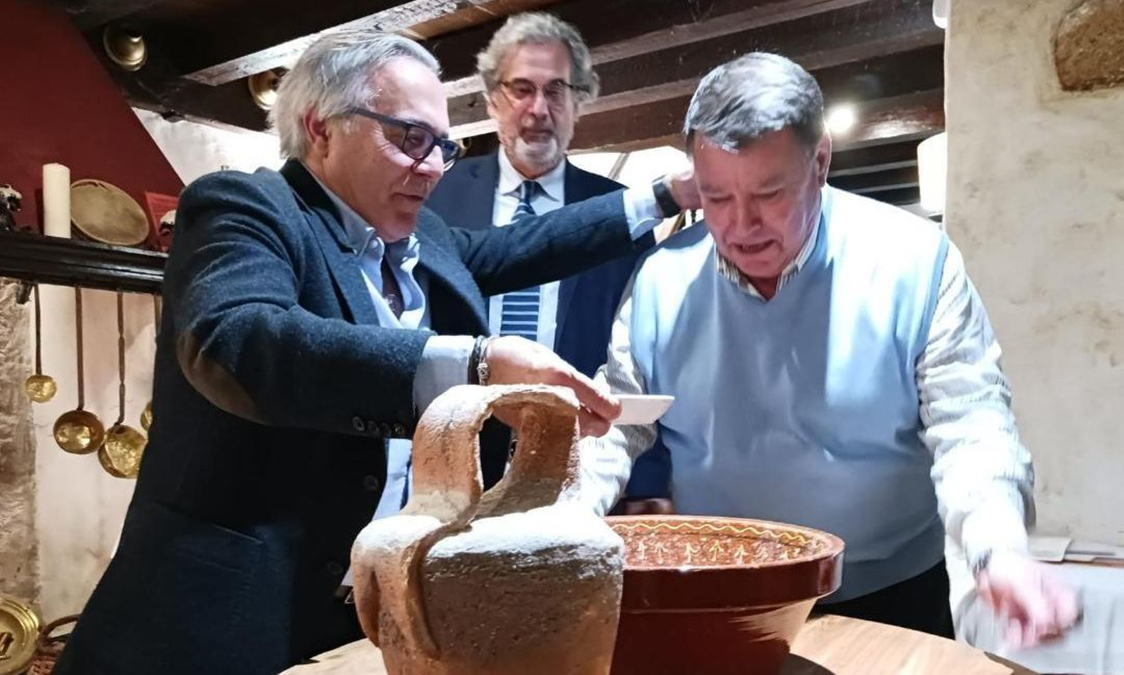 José Almenara y Antonio Ares durante el bautizo Caletero de Javier Benítez Rivero.