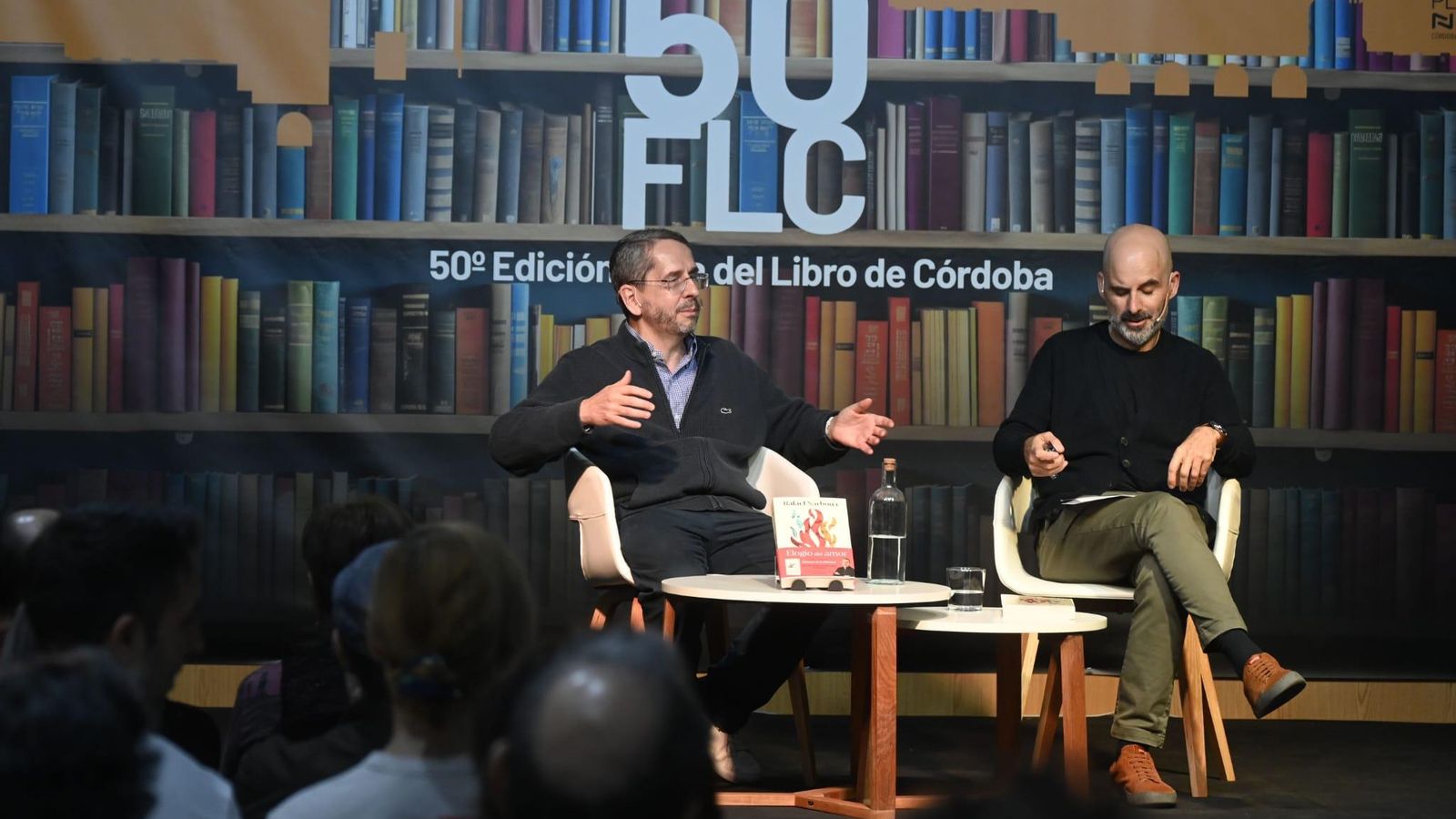 Rafael Narbona junto al presentador José Carlos Ruiz en la Feria del Libro.