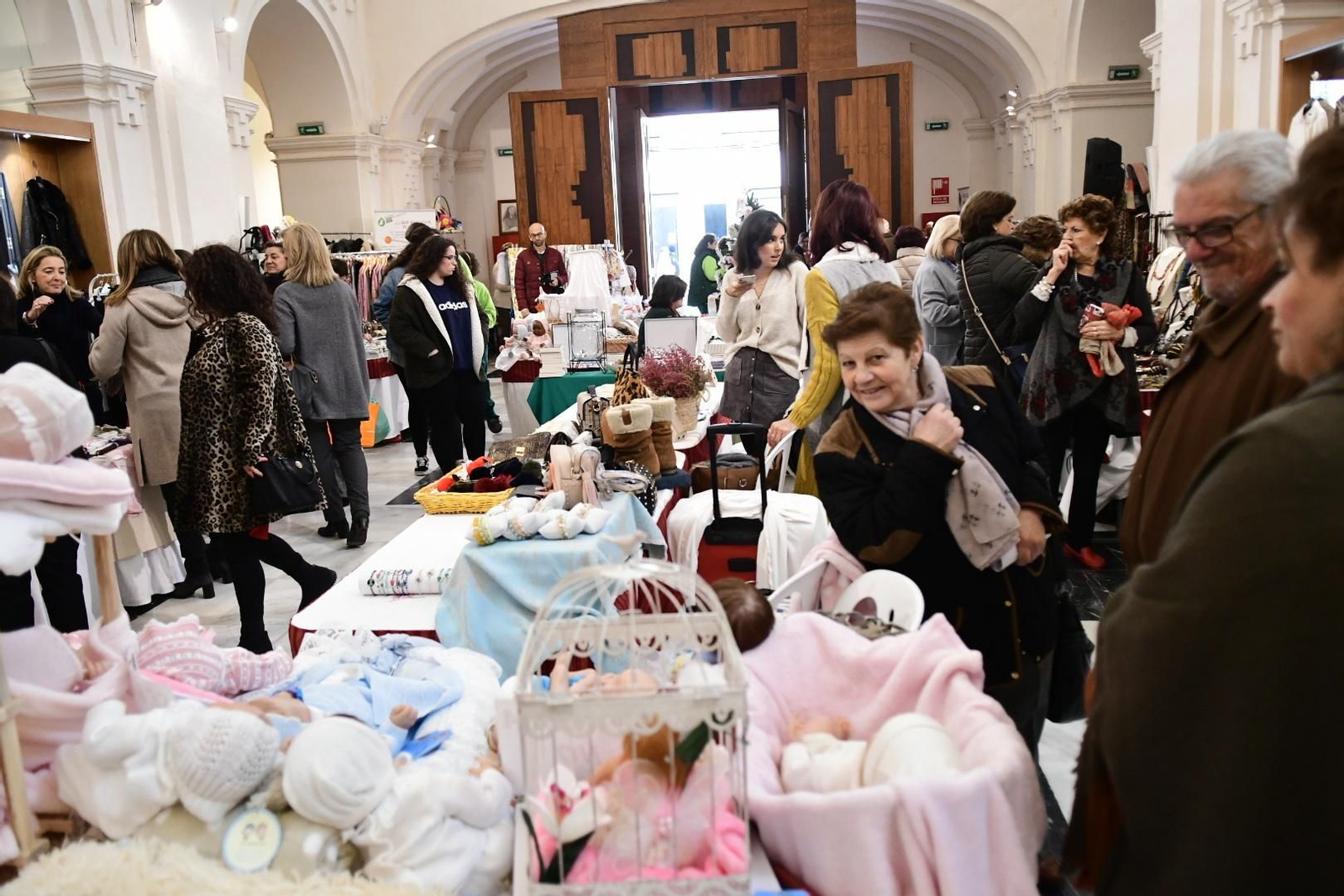 Asistentes a la inauguración del Baratillo de Adevida.