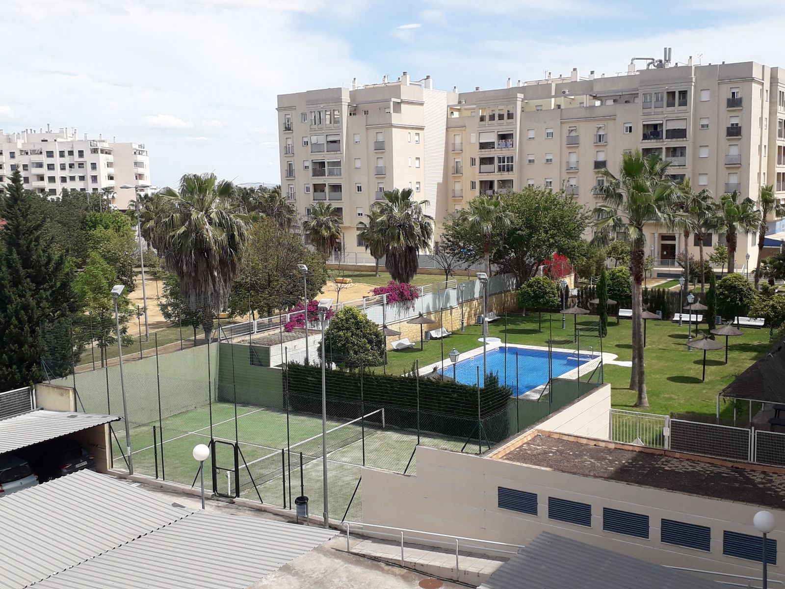 Imagen de las zonas comunes exteriores de la urbanización Entreparques de Jerez.