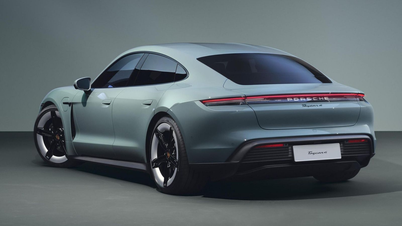 Con el Taycan 4, Porsche incorpora a la familia de este eléctrico una nueva versión de potencia básica, pero con tracción total. Con el Taycan 4, Porsche incorpora a la familia de este eléctrico una nueva versión de potencia básica, pero con tracción total.