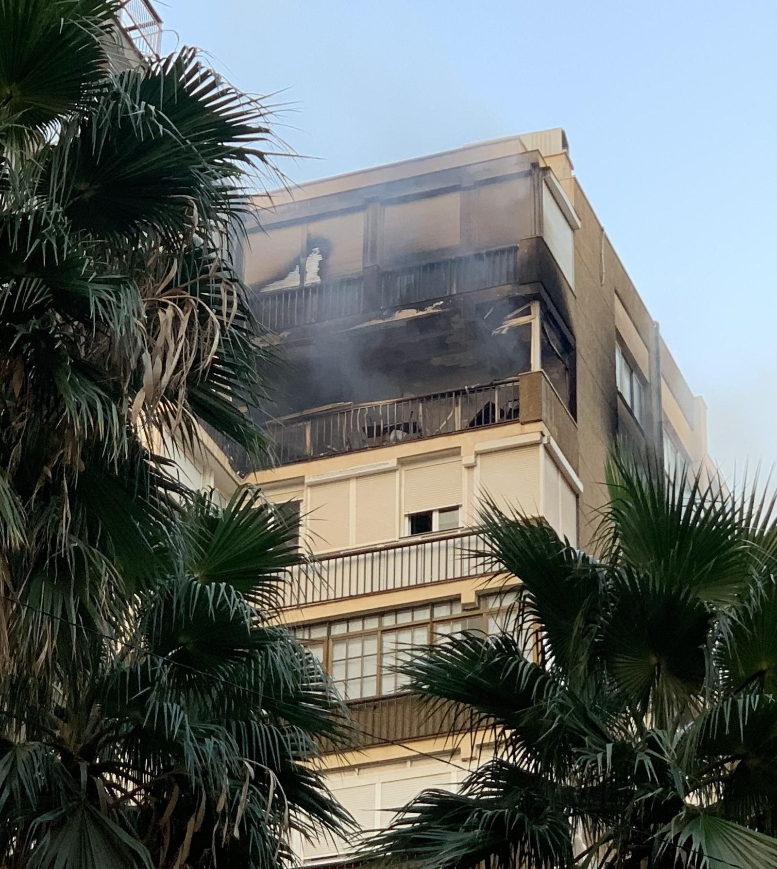 Así ha quedado la vivienda después de que los bomberos sofocaran las llamas. Así ha quedado la vivienda después de que los bomberos sofocaran las llamas.