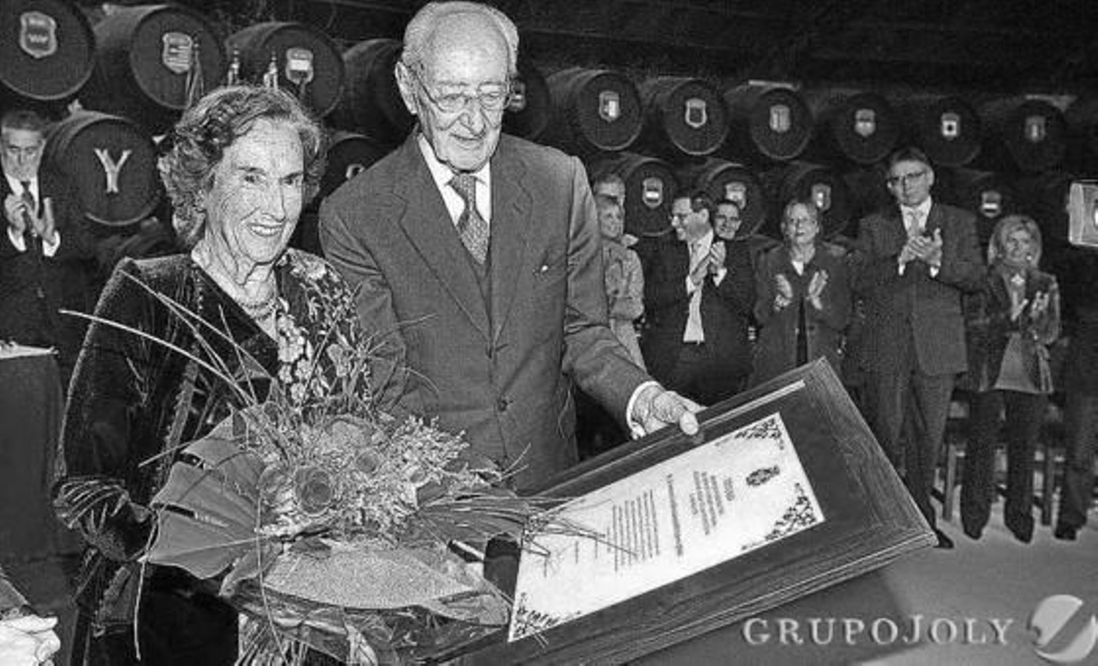 Una estampa orgullo para la familia: El día en que Mauricio fue nombrado Hijo Predilecto de Jerez, en un acto que tuvo lugar en la bodega ‘La Concha’. El escritor Aquilino Duque presentó aquella tarde al homenajeado.