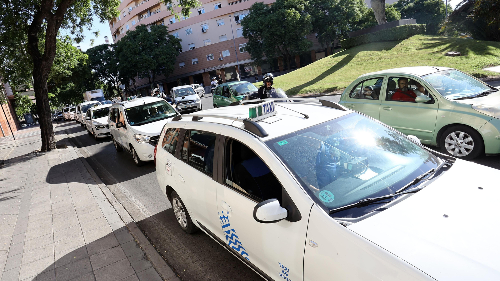 Los taxistas manifestándose por las calles de Jerez