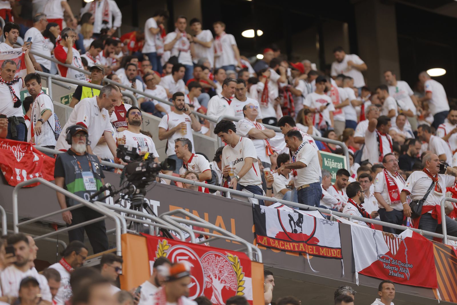 Búscate en las fotos del Sevilla-Roma