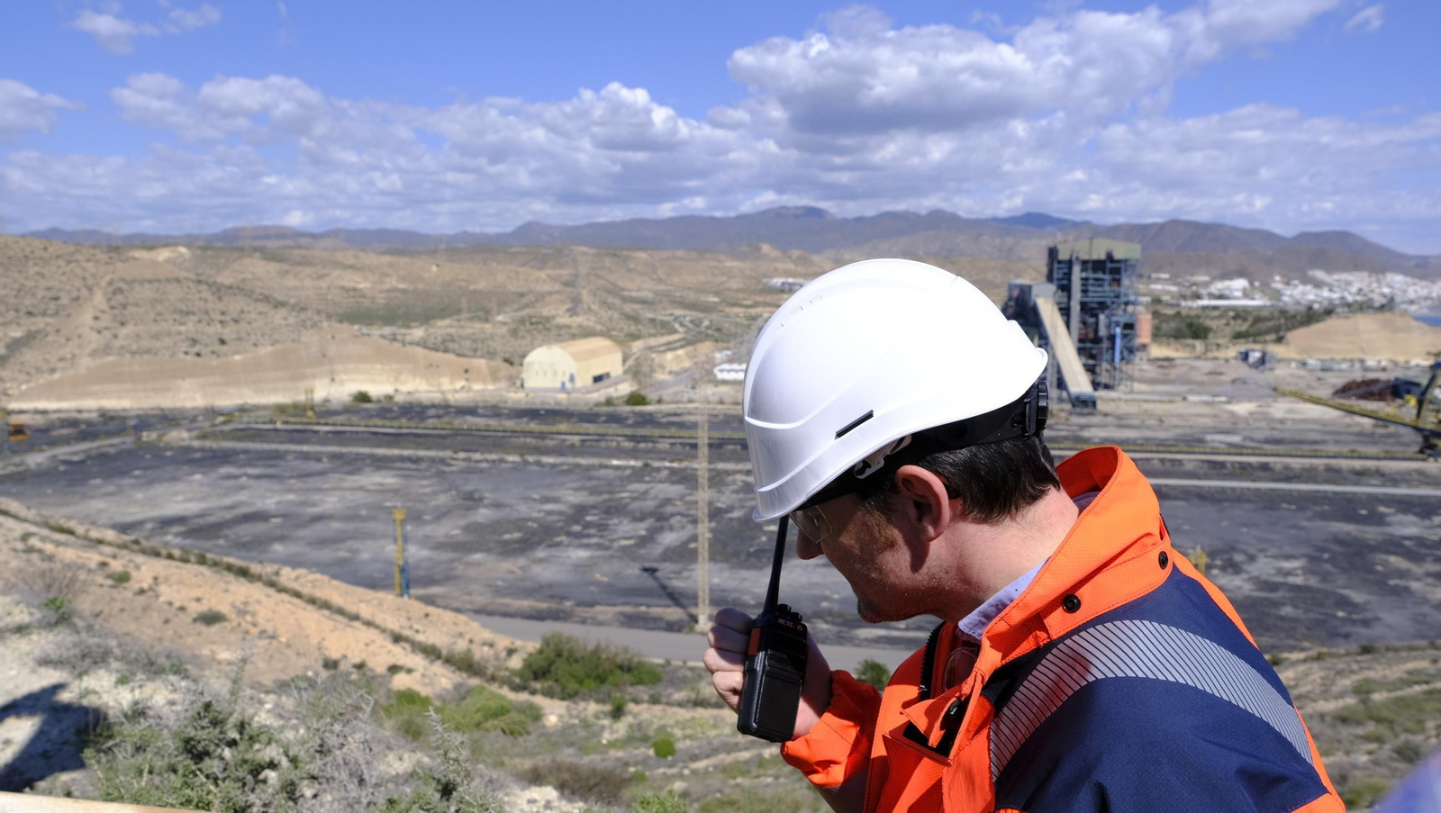 La voladura-demolición de la central térmica de Endesa en Carboneras, en imágenes
