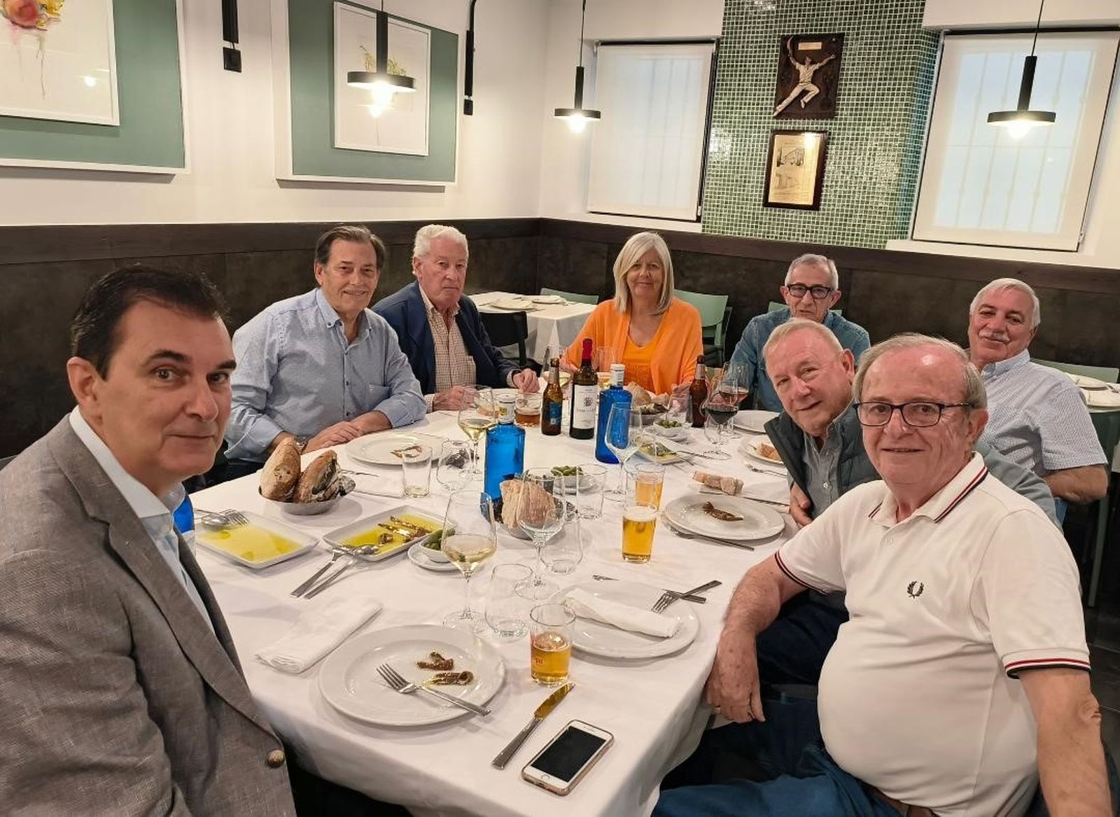 Miguel Nuche, María de los Ángeles Parodi, Agustín Campo, Juan Pino, Manuel Vázquez, Francisco Leal, José Manuel Romo y Manuel Marenco, durante la comida en el restaurante Atxuri.