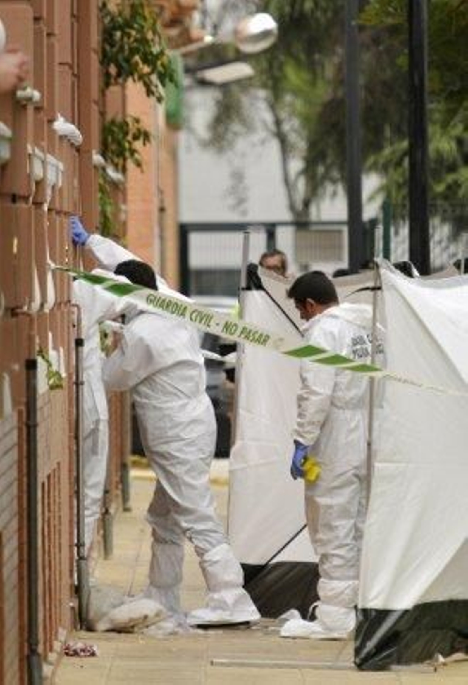 Un hombre intenta matar a su mujer apuñalándola en el cuello en Tomares