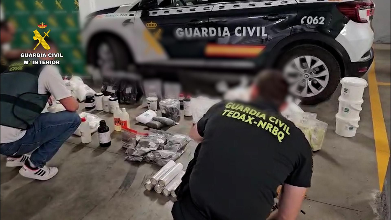 Agentes de la Guardia Civil clasifican los productos intervenidos en Vícar.