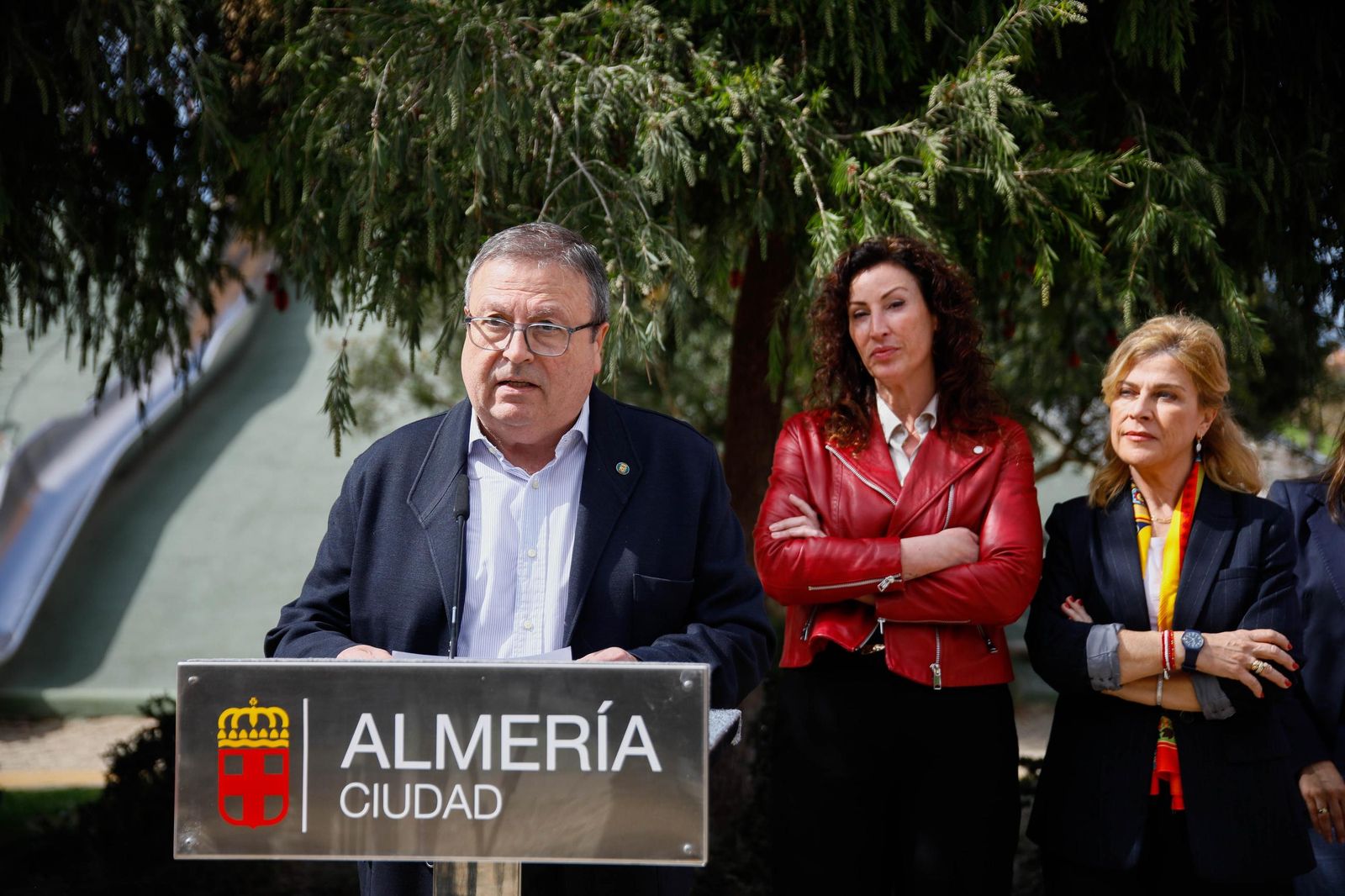 Las imágenes de la plantación de un olivo y el entierro de una cápsula del tiempo