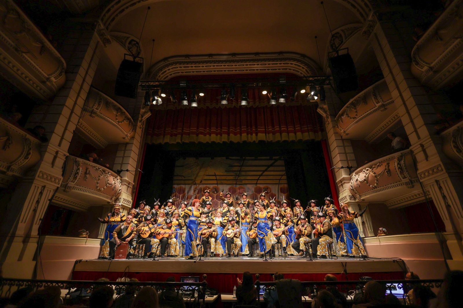 Imágenes de la actuación del coro de Huelva "La Rendición de los Bribones" en el Carnaval Colombino