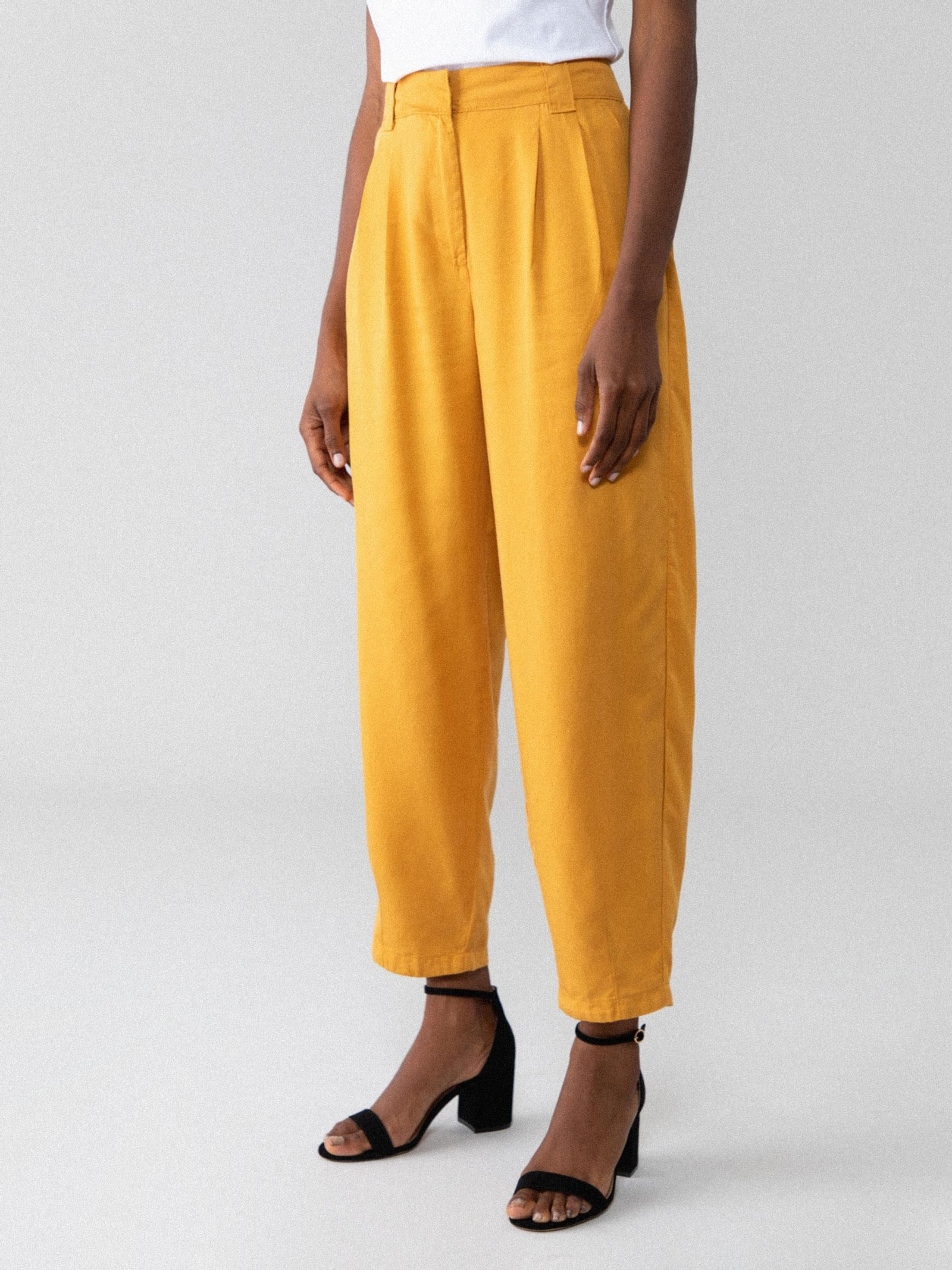 Joggers amarillos de Lefties.