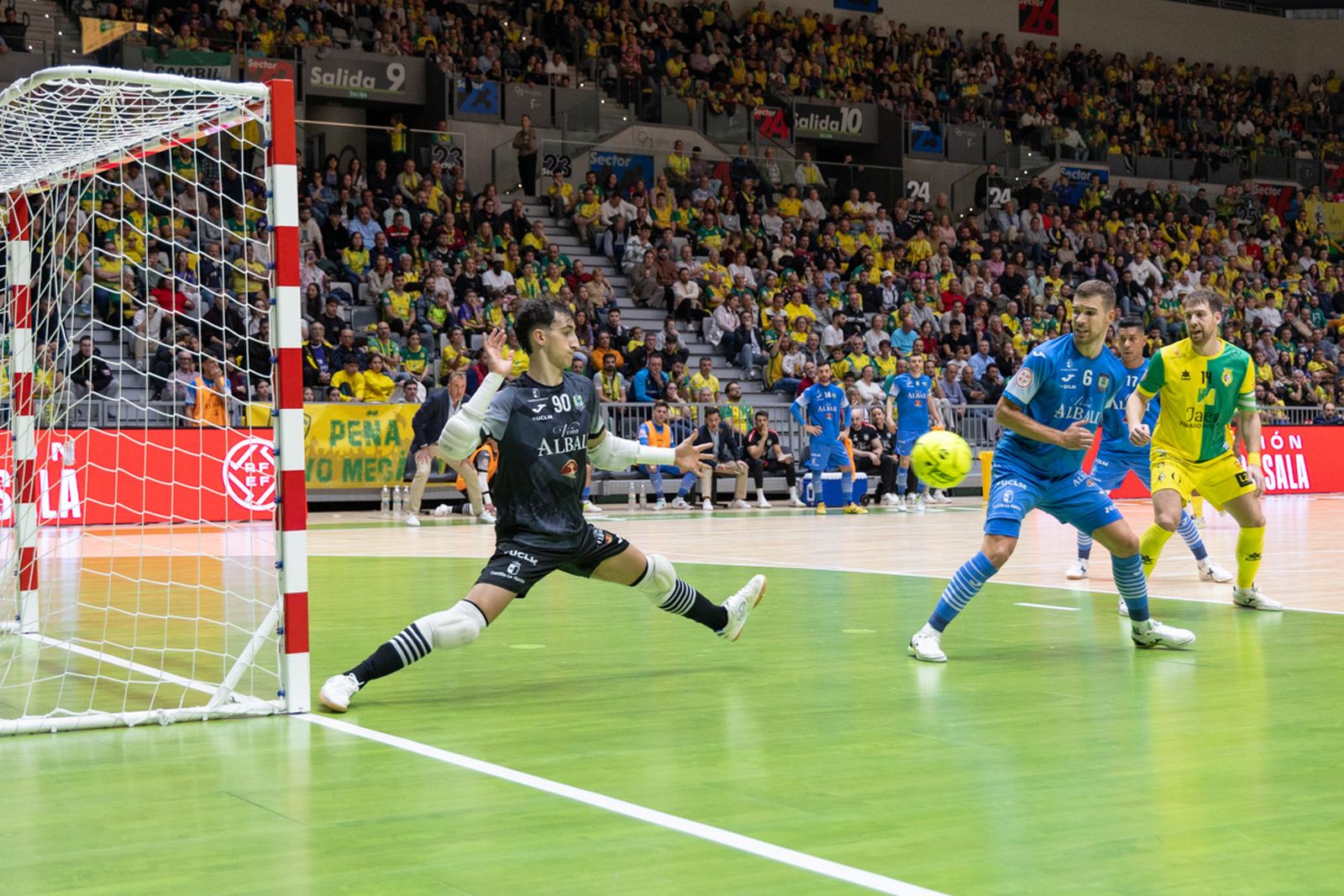 La goleada del Jaén Paraíso Interior FS ante el Viña Albali Valdepeñas, en imágenes