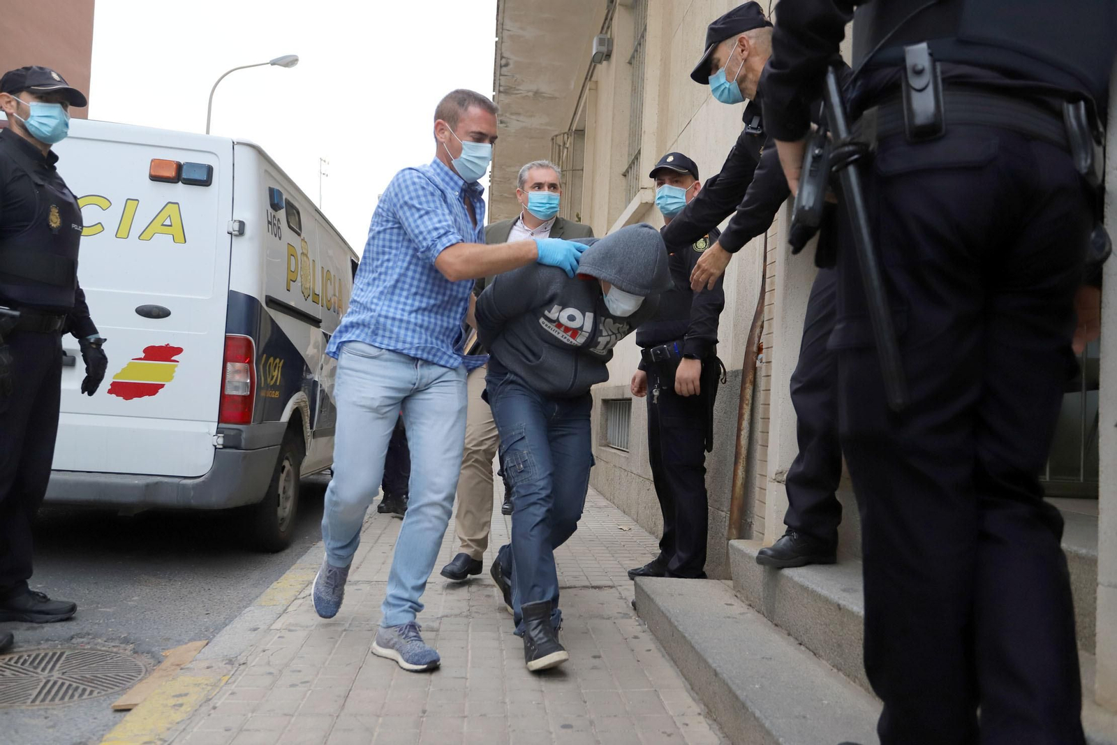 La llegada del asesino confeso de Cándido Romero al Palacio de Justicia onubense, el martes.