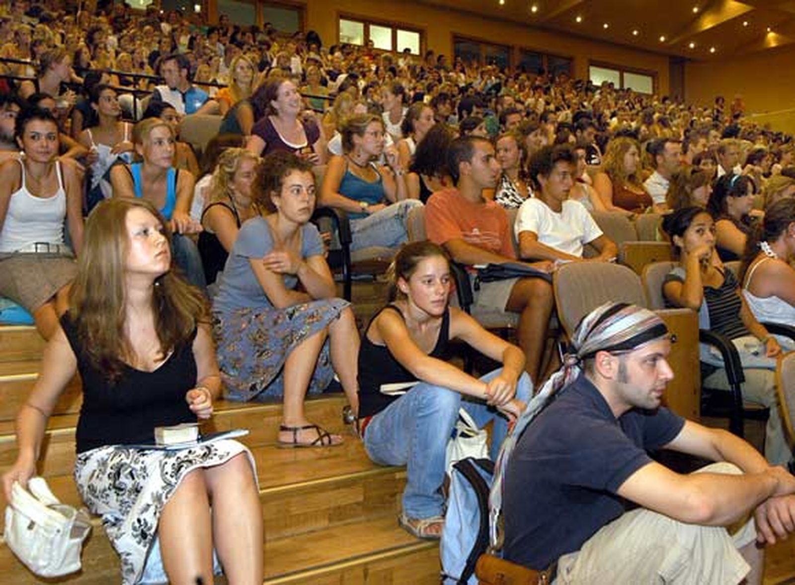 Los estudiantes Erasmus piden a la Junta que aclare el pago de sus becas