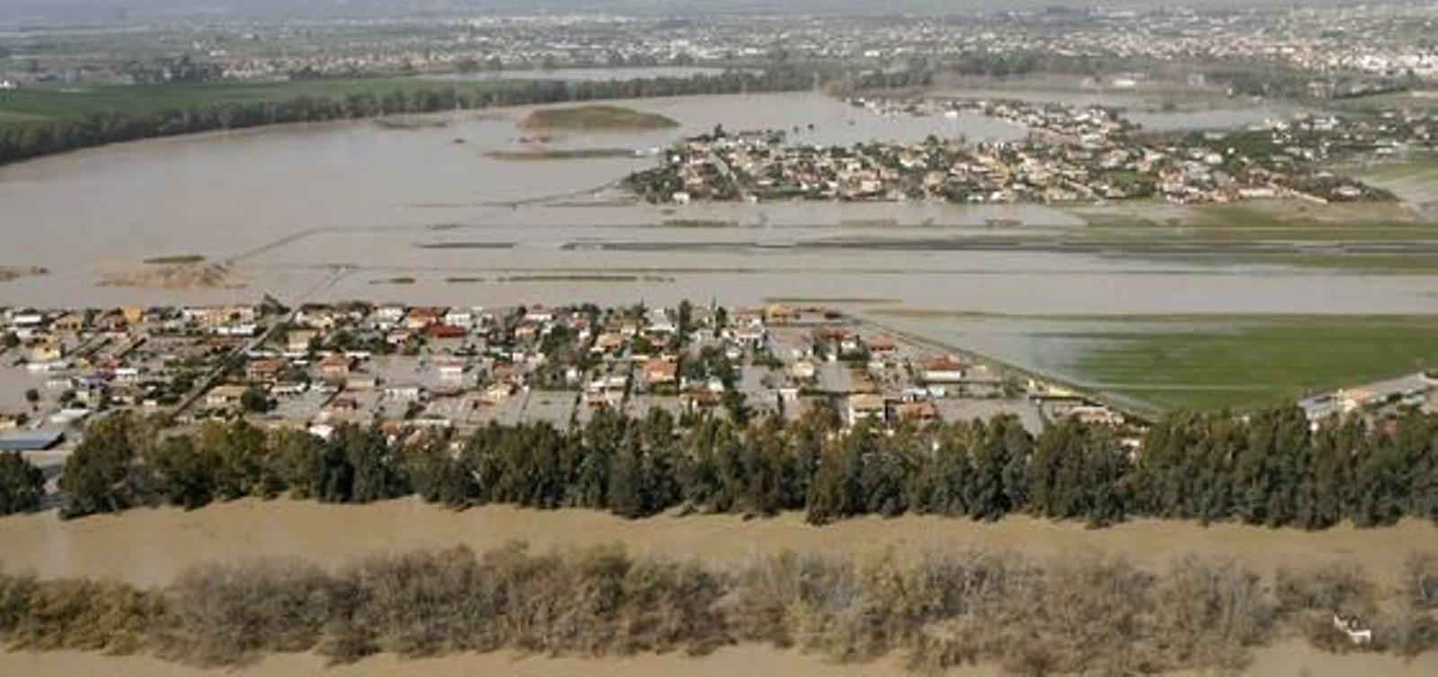 Vista aérea del cauce del río Guadalquivir desbordado a su paso por la zona del aeropuerto, la urbanización Altea y Córdoba. / José Martínez