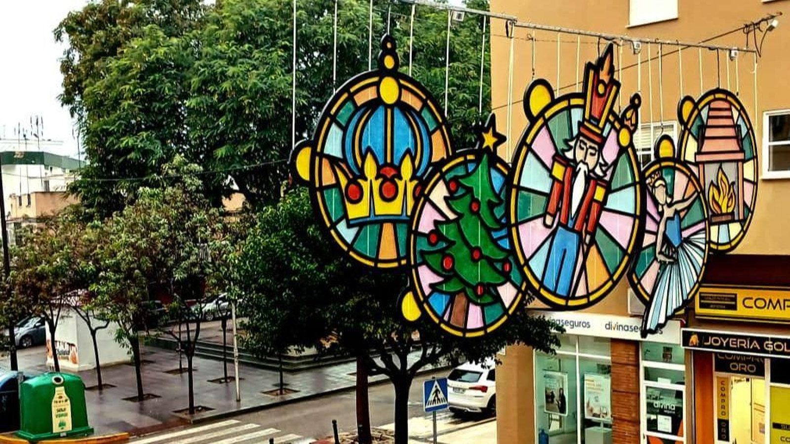 Una imagen de la decoración navideña de la avenida del Ejército.