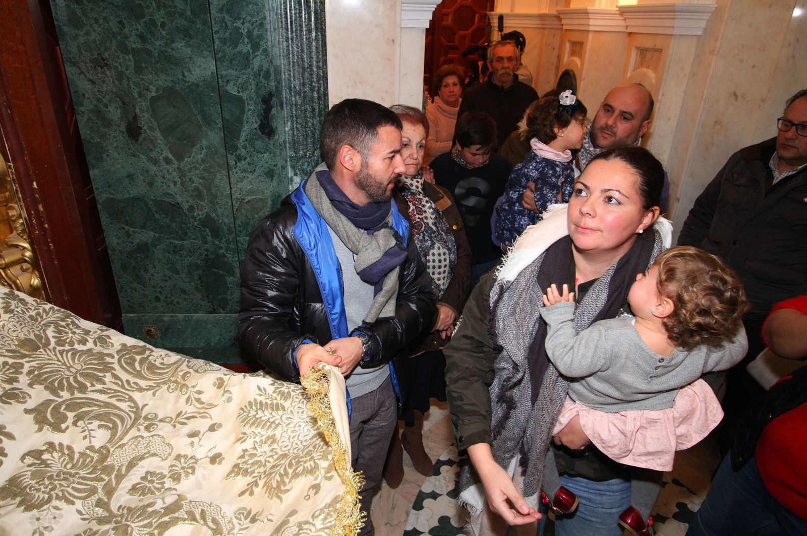 El Rocío celebra La Candelaria con la presentación de los niños a la Virgen, en imágenes
