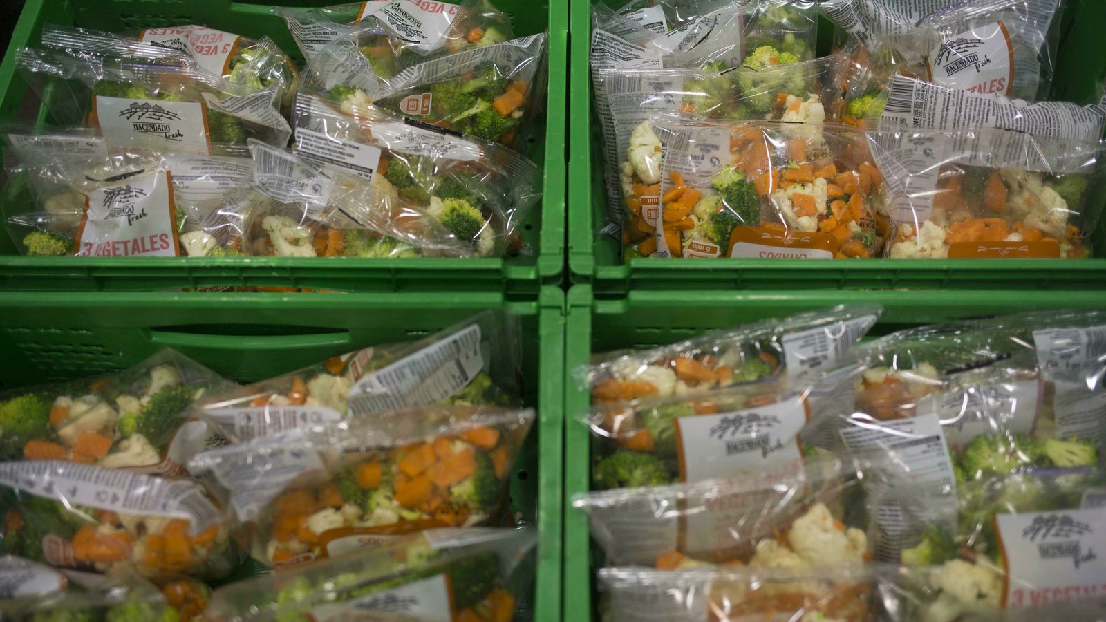 Combinación de vegetales embolsados listos para ser transportados.