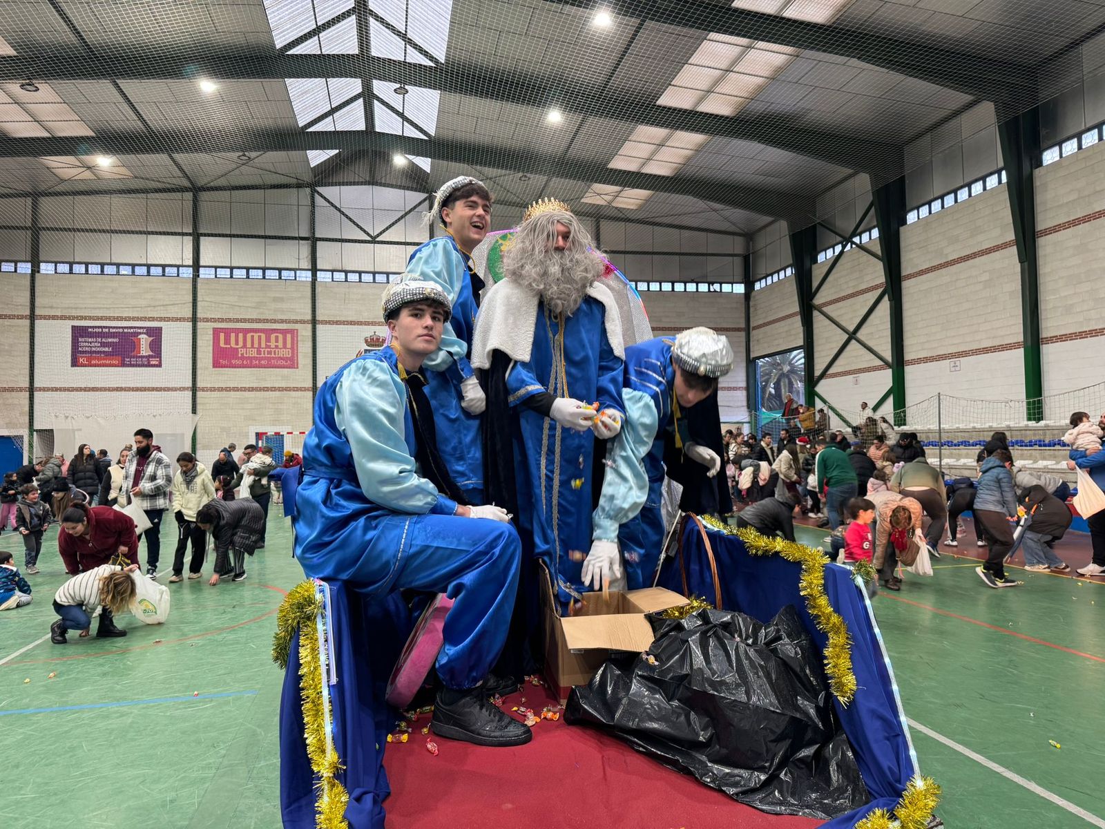 Serón disfruta de la llegada de los Reyes Magos en el Pabellón Municipal y en la residencia de mayores