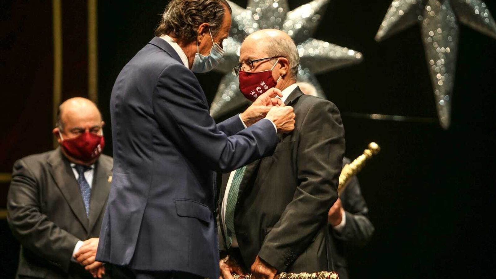 El alcalde impone la insignia de Rey Gaspar a Manuel Macías.