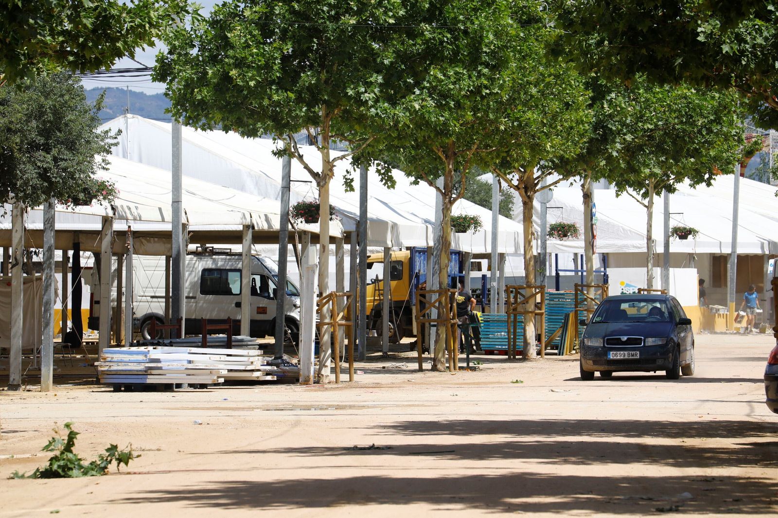 El desmontaje de las casetas y atracciones de la Feria de Córdoba, en imágenes