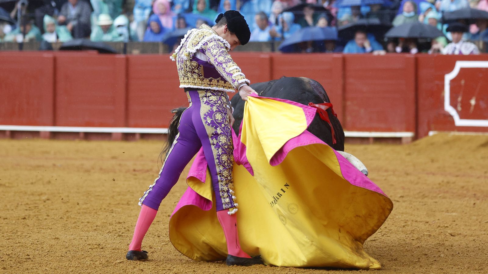Ginés Marín dejó bellos lances de capa en el noveno festejo del abono.