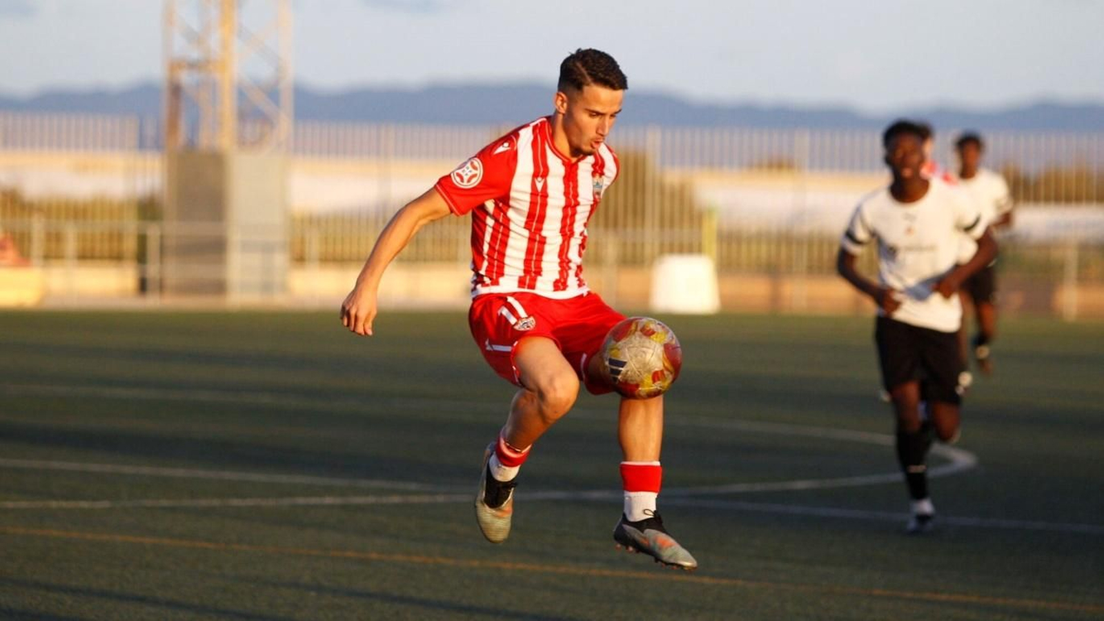 José Manuel Lledó doma el esférico en el derbi ante La Cañada.