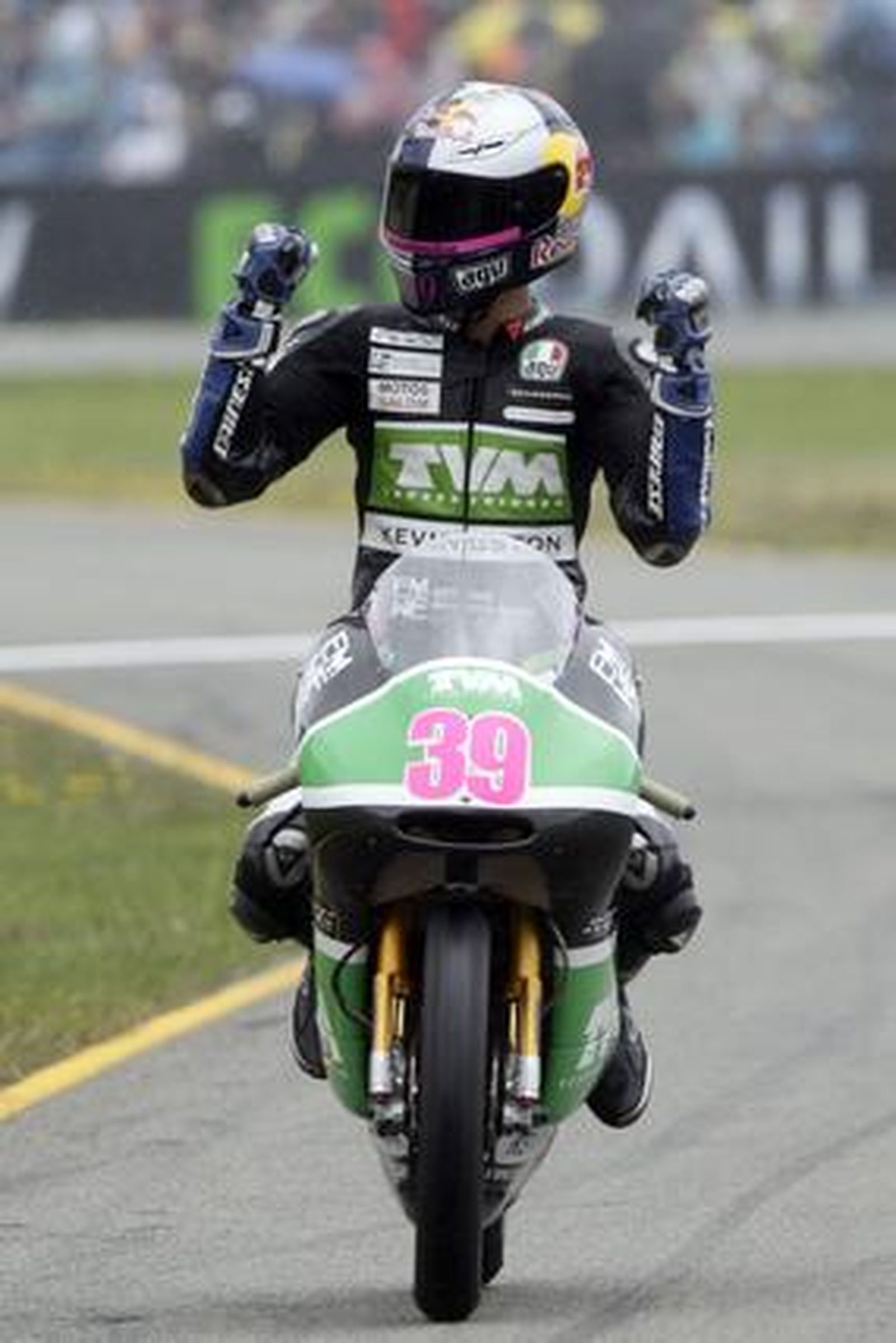 Sergio Gadea celebra su tercer puesto en el Gran Premio de Holanda de 125 cc.

Foto: EFE
