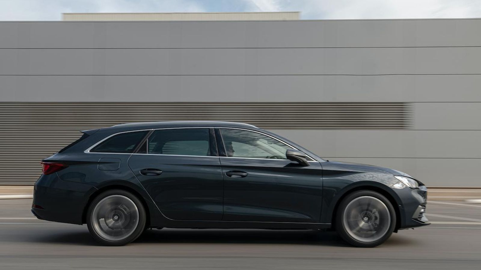 El León en su versión familiar es muy recomendable por su volumen de carga, poca diferencia de precio extra y porque mantiene inalteradas las cualidades dinámicas del hatchback.