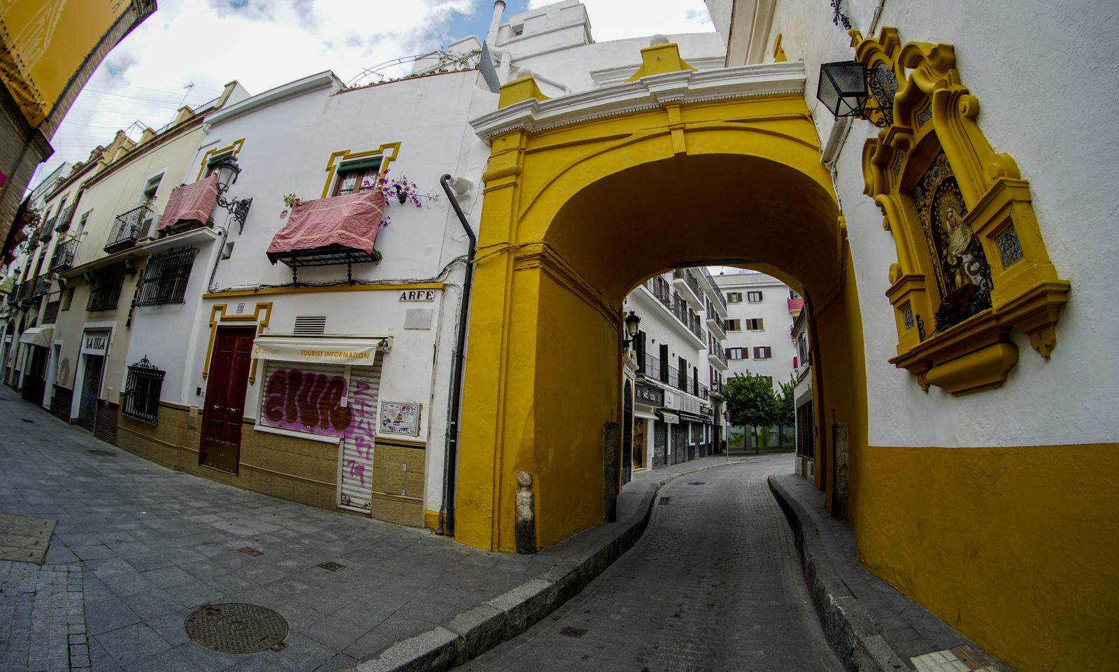 Coronavirus en Sevilla: Postales vacías de Viernes Santo