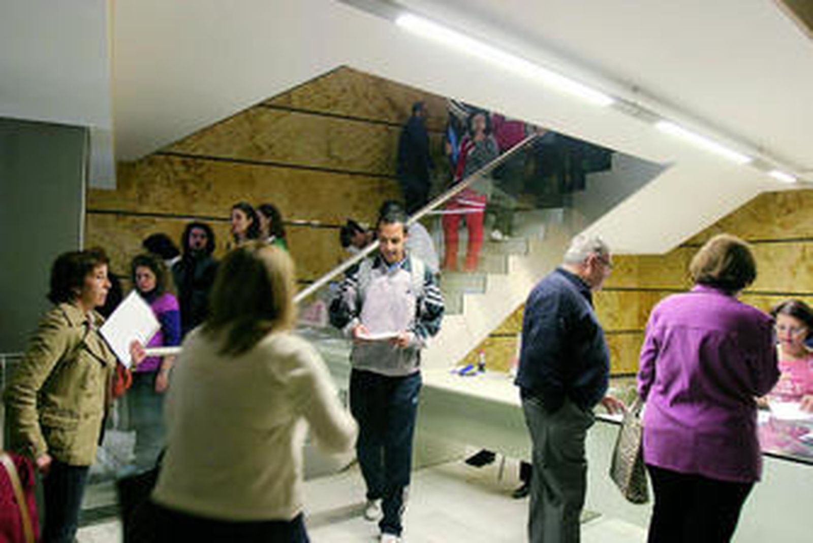 Maestros de Infantil, Primaria y Educación Especial hacían cola, ayer, en la Delegación de Educación para inscribirse para las oposiciones.