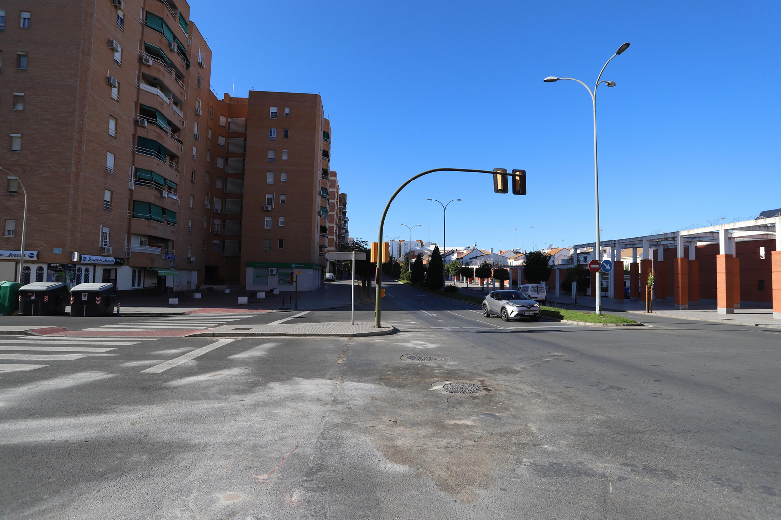 Imágenes del lugar del accidente que le costó la vida a una joven de 22 años en Fuerzas Armadas, Huelva