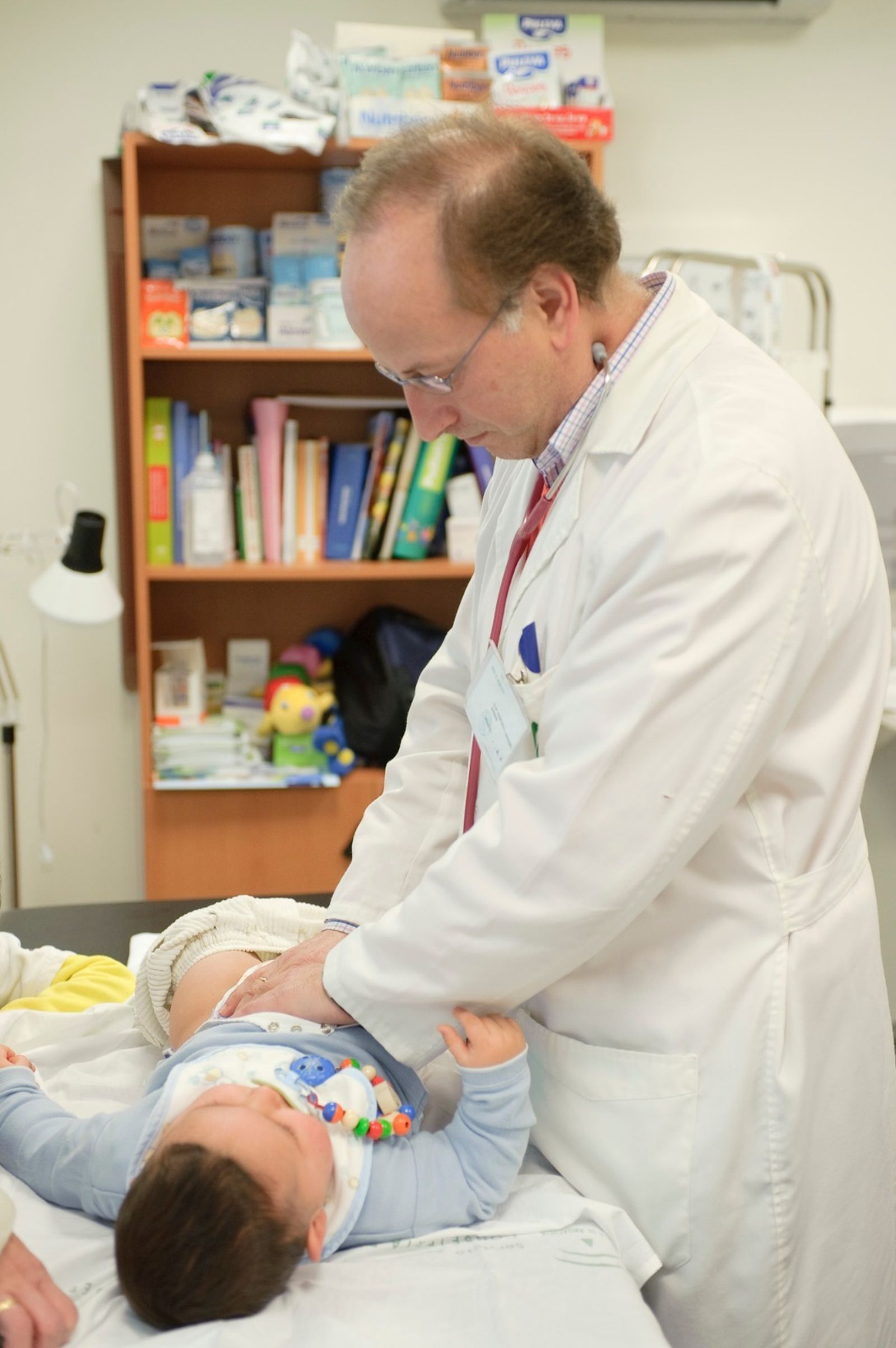 Un facultativo atiende a un niño.