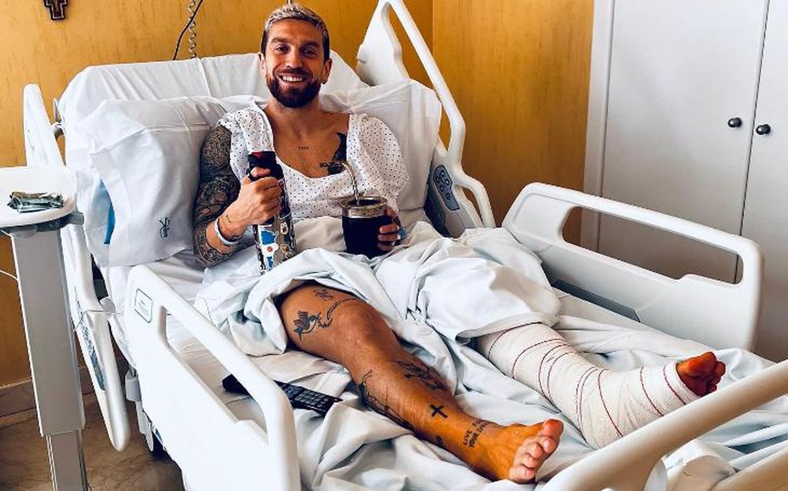 Papu Gómez posa con la matera en la cama, convaleciente de su operación de tobillo