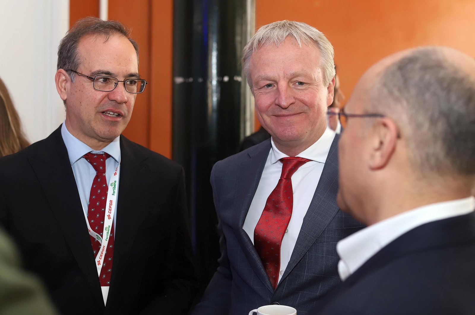 Imágenes de la firma del acuerdo entre Cepsa y Fertiberia para implantar el anillo de hidrógeno verde en Huelva